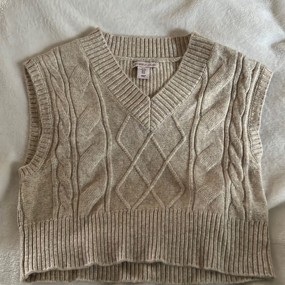 Beige colored sweater without sleeves